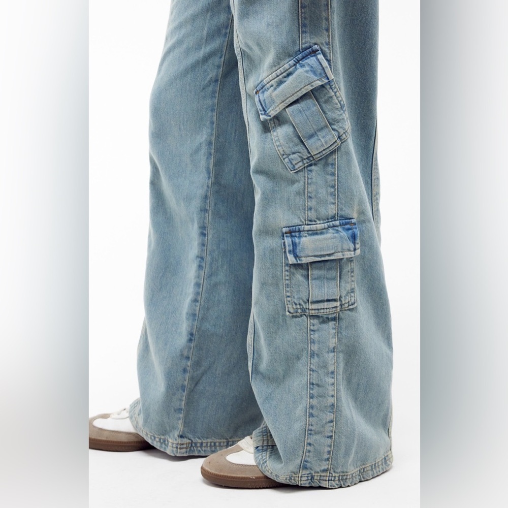BDG Urban Outfitters Y2K Cargo Jeans Bleached Denim Wide Leg Size 28 - Picture 3 of 10